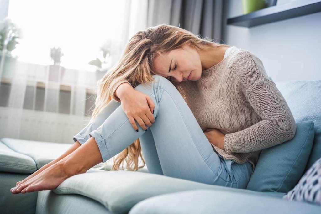 Kŕče v bruchu, reflux alebo problémy s pečeňou? Naučte sa rozpoznať príčinu bolesti